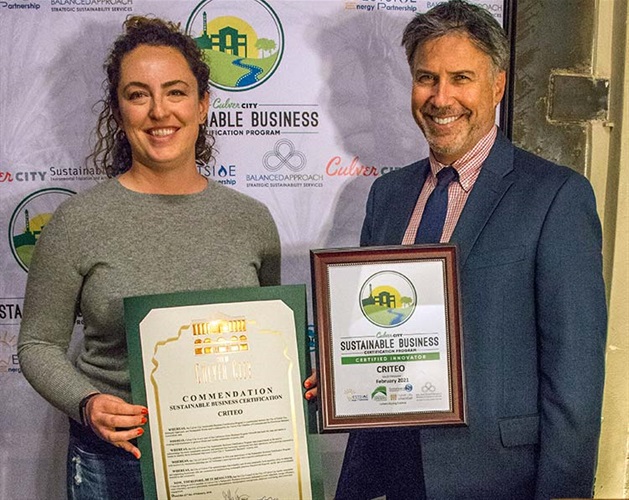 Mayor Jeff Cooper presenting Sustainable Certificate to Criteo